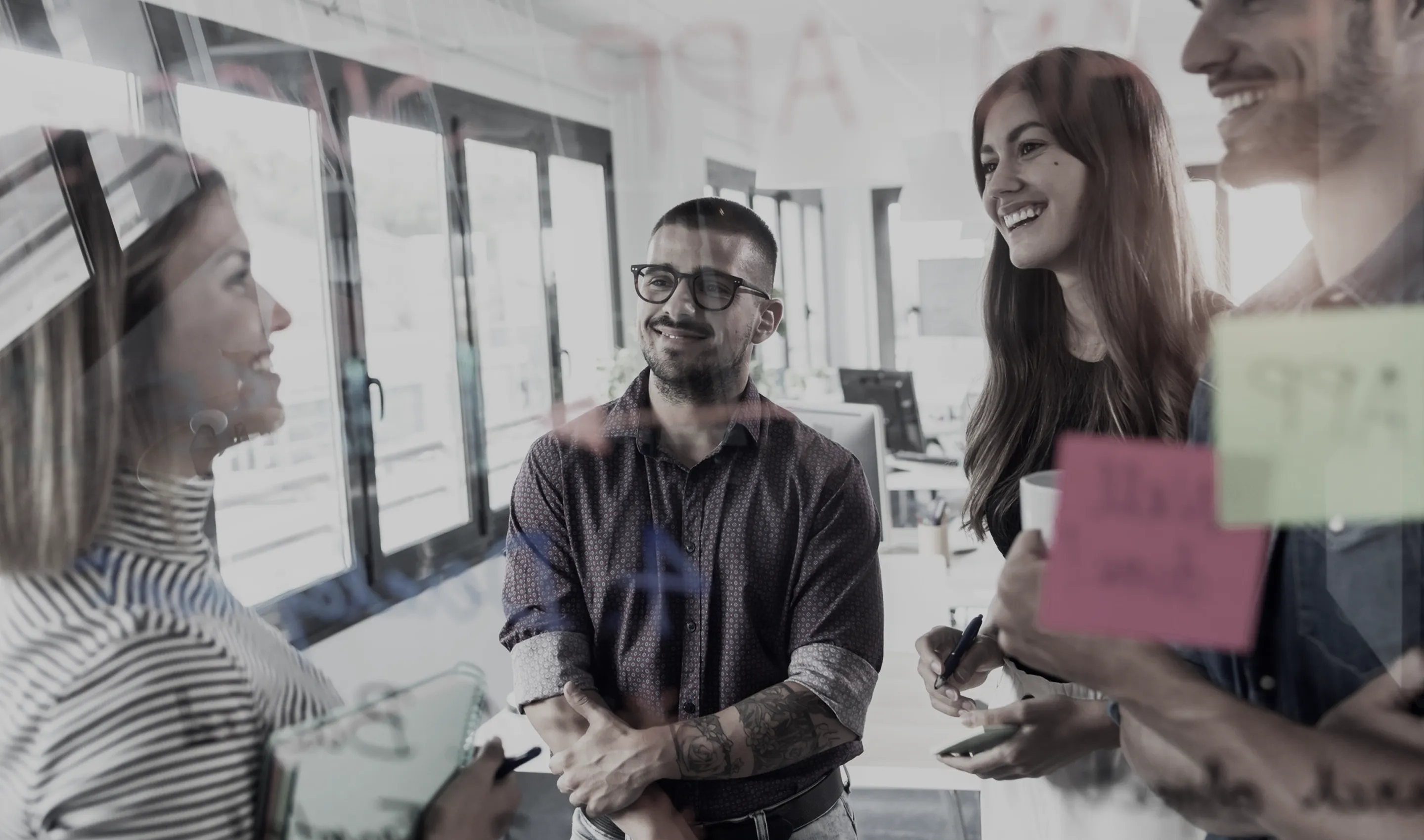 Profesional trabajando en marketing digital